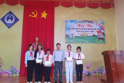 Liên Đội tổ chức thi “Nghi thức Đội” nhân dip ngày Học sinh sinh viên