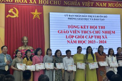 Giáo viên tham dự hội thi “Giáo viên chủ nhiệm giỏi” thị xã Buôn Hồ